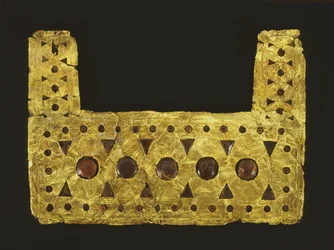 Pettorale, dalla tomba di Castellani a Palestrina (oro e ambra)